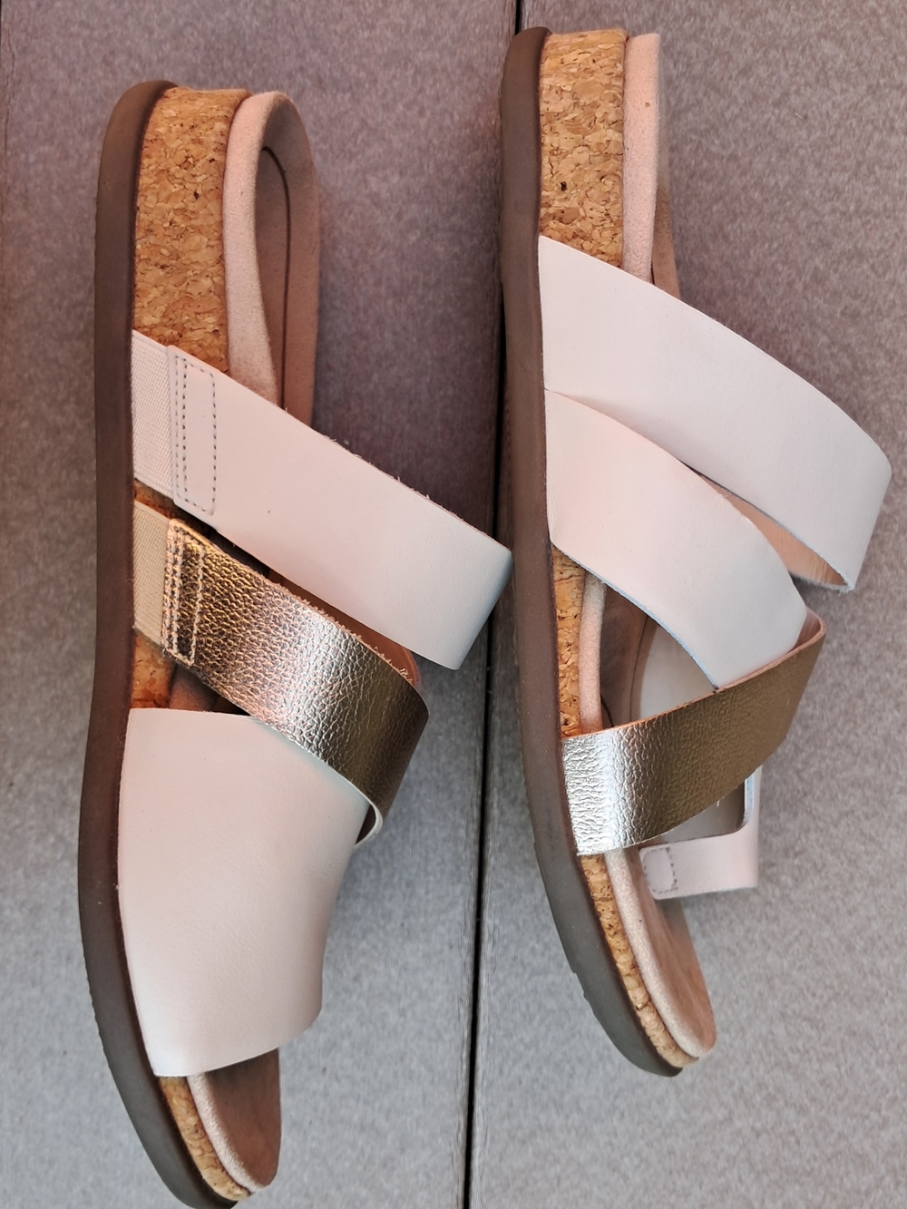 Vionic White Cream And Gold Women’s Sandals - Picture 4 of 9